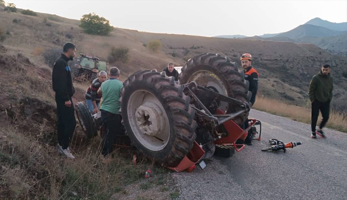 Erzincan Kemah'ta traktör devrildi, sürücü AFAD ve itfaiye ekiplerince kurtarıldı
