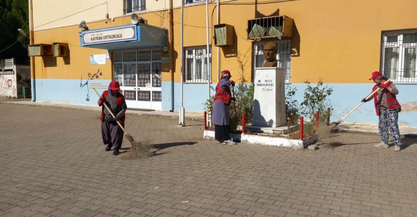 [BELEDIYE · Aydın · Kuyucak] Okullarımızda temizlik çalışmaları yapıldı 14 Eylül 2026 Kuyucak Belediyesi, geleceğimizin teminatı olan çocukların eğitim hayatlarına daha temiz, sağlıklı ve güvenli ortamlarda başlayabilmeleri için çalışmalarını aralıksız sürdürüyor. Yeni eğitim-öğretim y...