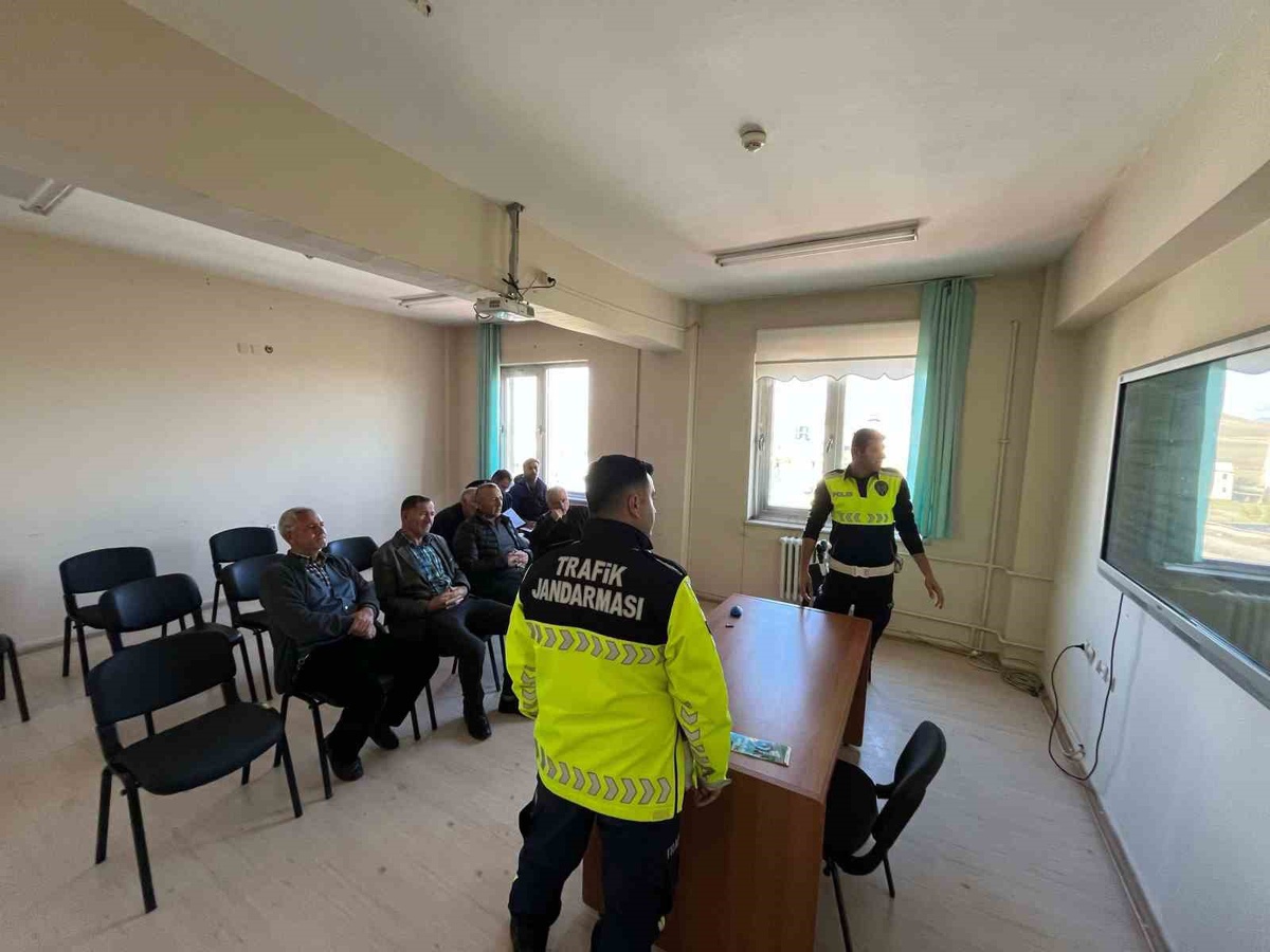 Kars'ın Akyaka ilçesinde okul servis şoförlerine trafik eğitimi verildi