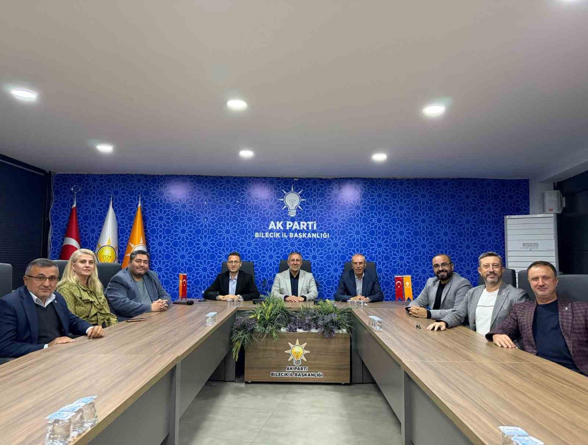 AK Parti Bilecik teşkilatı ilçe başkanlarıyla hedef ve yol haritasını değerlendirdi