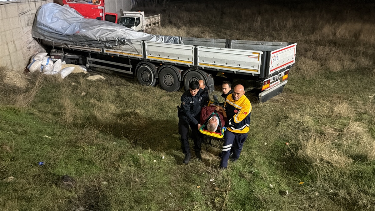 Eskişehir'de tır tarlaya girip duvara çarptı, 2 yaralıdan sürücü kabinde sıkıştı