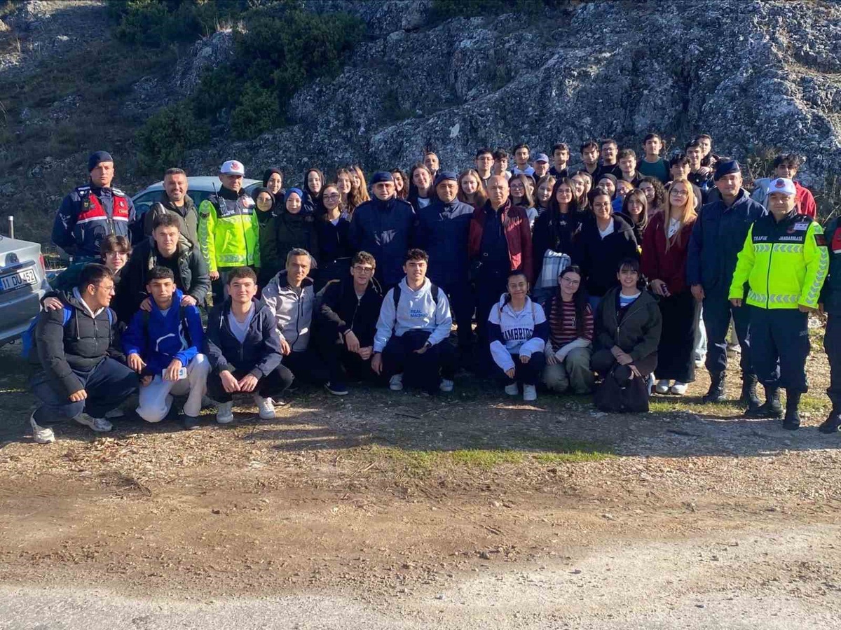 Bilecik Bozüyük'te 130 öğrenci ve 20 öğretmen COP31 kapsamında yürüyüş yaptı