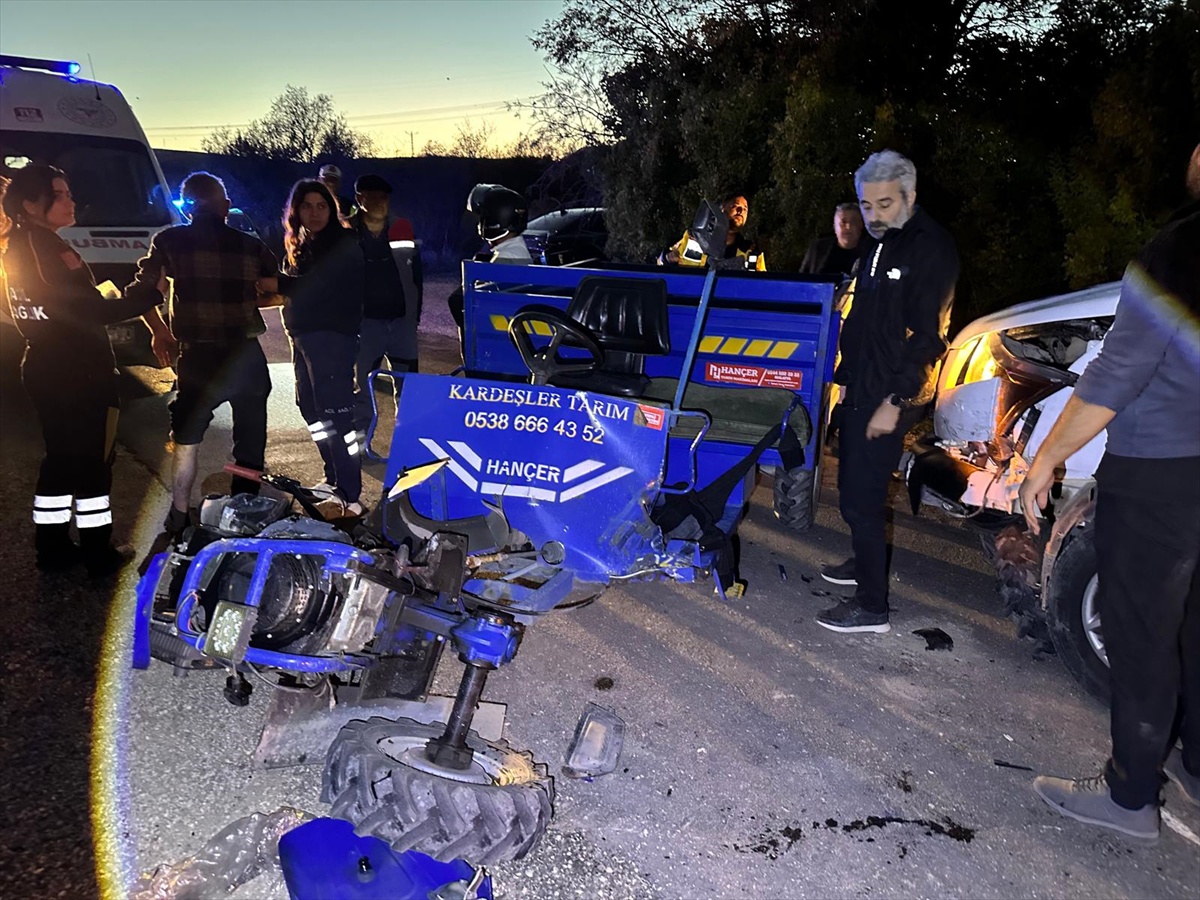 Elazığ Keban'da kamyonet ile tarım aracı çarpıştı, 3 kişi yaralandı