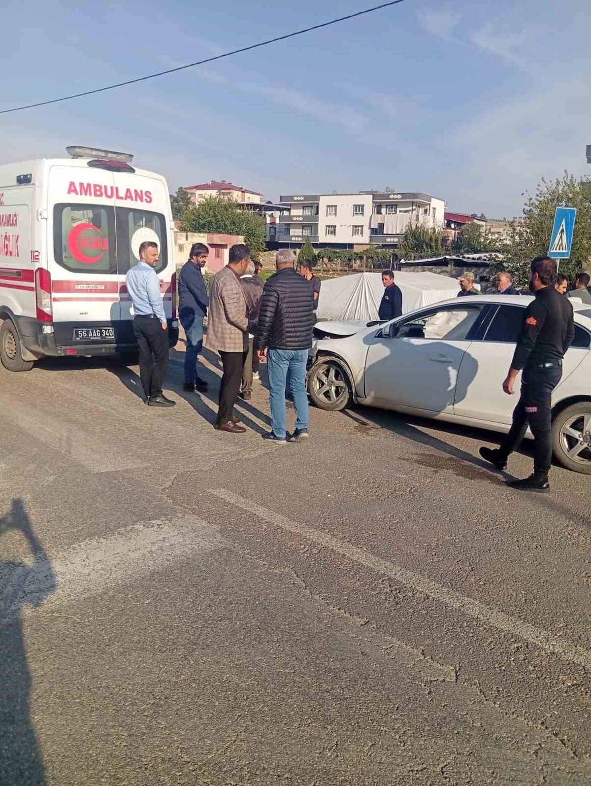 Siirt'in Kurtalan ilçesinde otomobil ile hafif ticari araç çarpıştı, 3 kişi yaralandı