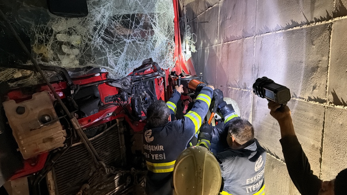 Eskişehir'de tarlaya giren TIR işletme duvarına çarptı, 2 kişi yaralandı