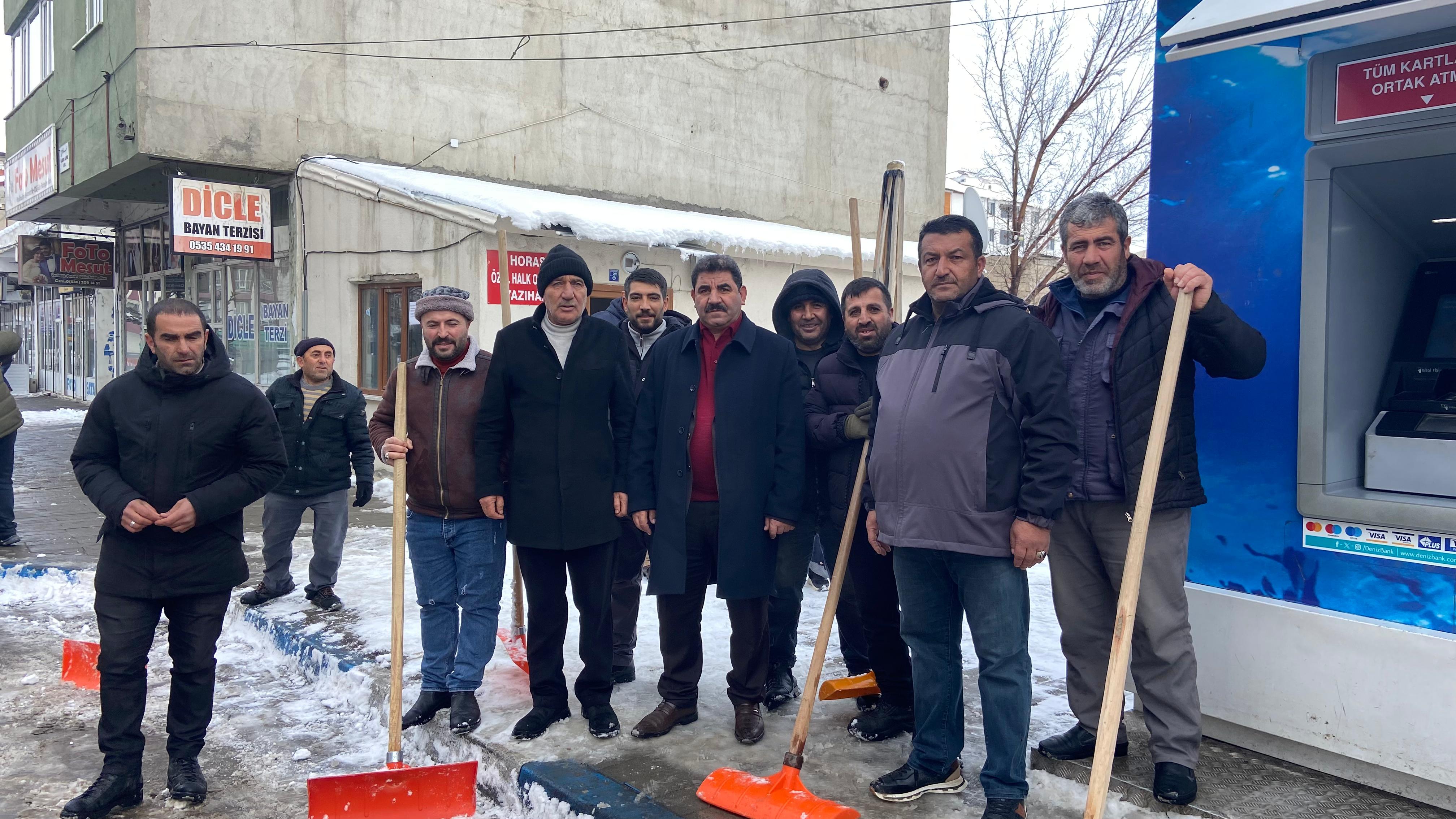 [BELEDIYE · Erzurum · Horasan] Başkan özdemir karla mücadele çalışmalarına katıldı