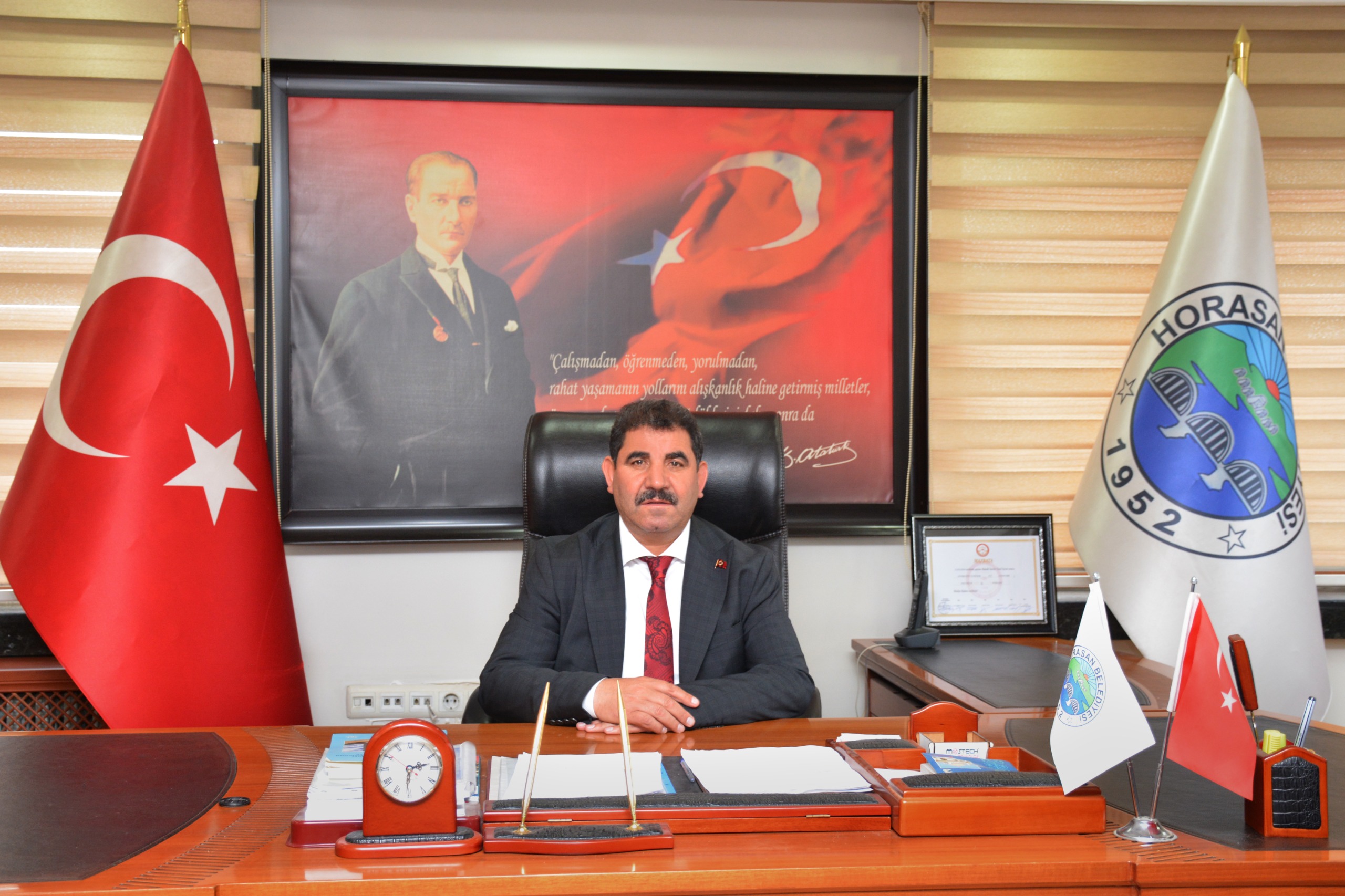 [BELEDIYE · Erzurum · Horasan] Başkan özdemi̇r’den yeni̇ yil mesaji