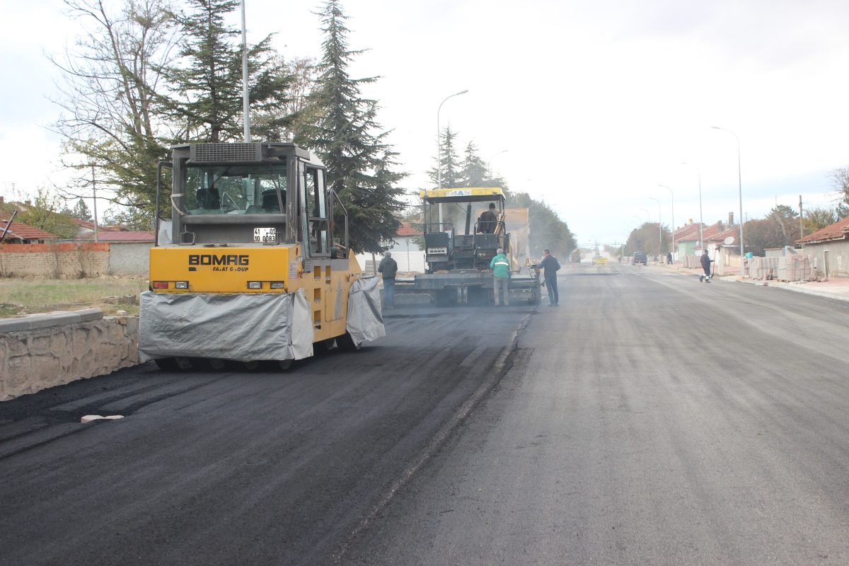 [BELEDIYE · Eskişehir · Mahmudiye] Eskişehir Caddemizde Başlattığımız Sıcak Asfalt ve Kaldırım Çalışmalarımız Son Hız Devam Ediyor.