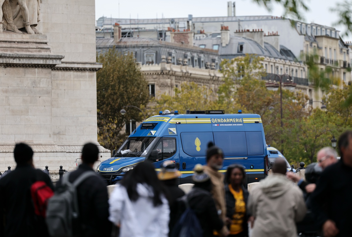 Fransa'da ordu da sahaya indi! Gösterilerde 135 gözaltı, Paris'te 24 metro istasyonu kapatıldı