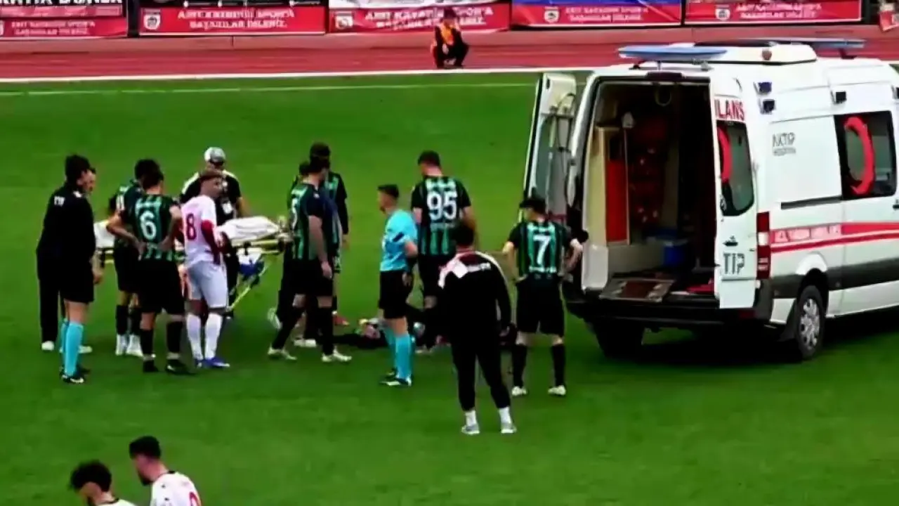 Yeşil sahada korku dolu anlar! Kalp krizi geçiren futbolcu hastaneye kaldırıldı