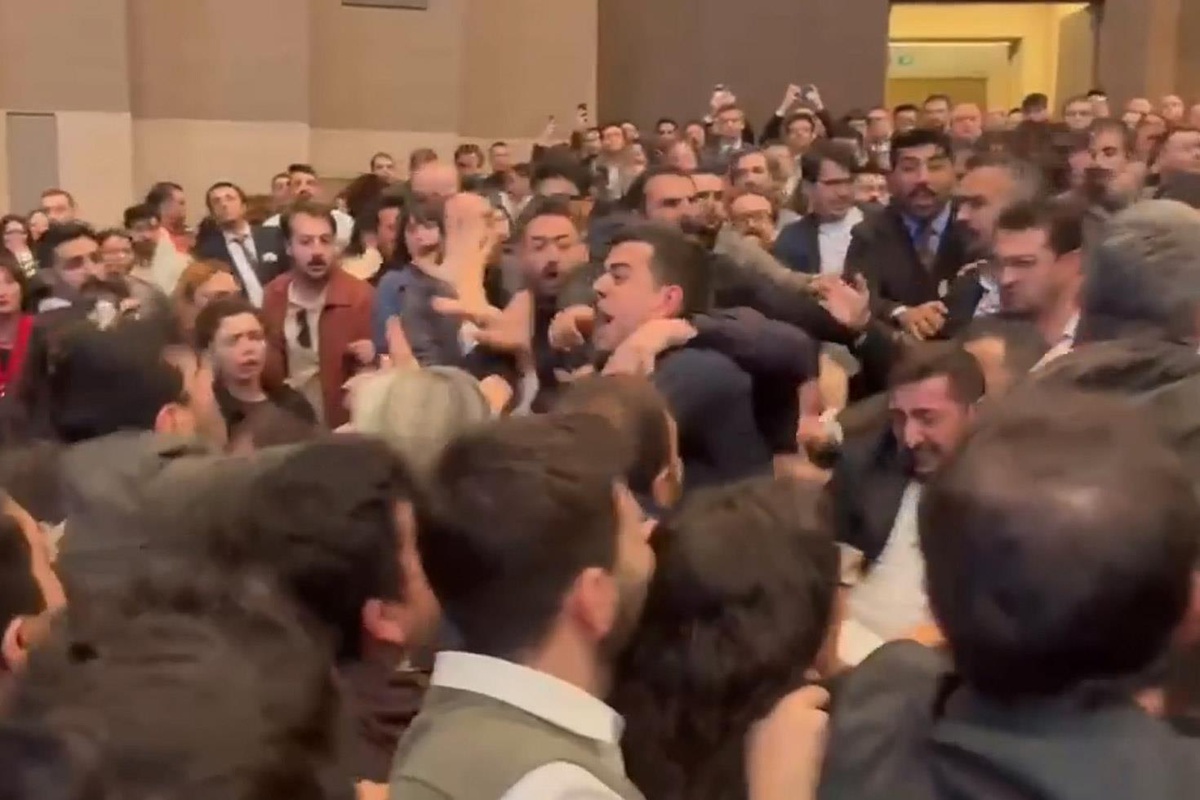 İstanbul Barosu seçiminde yumruklu kavga! Açılan bayrak ve atılan sloganla ortalık karıştı