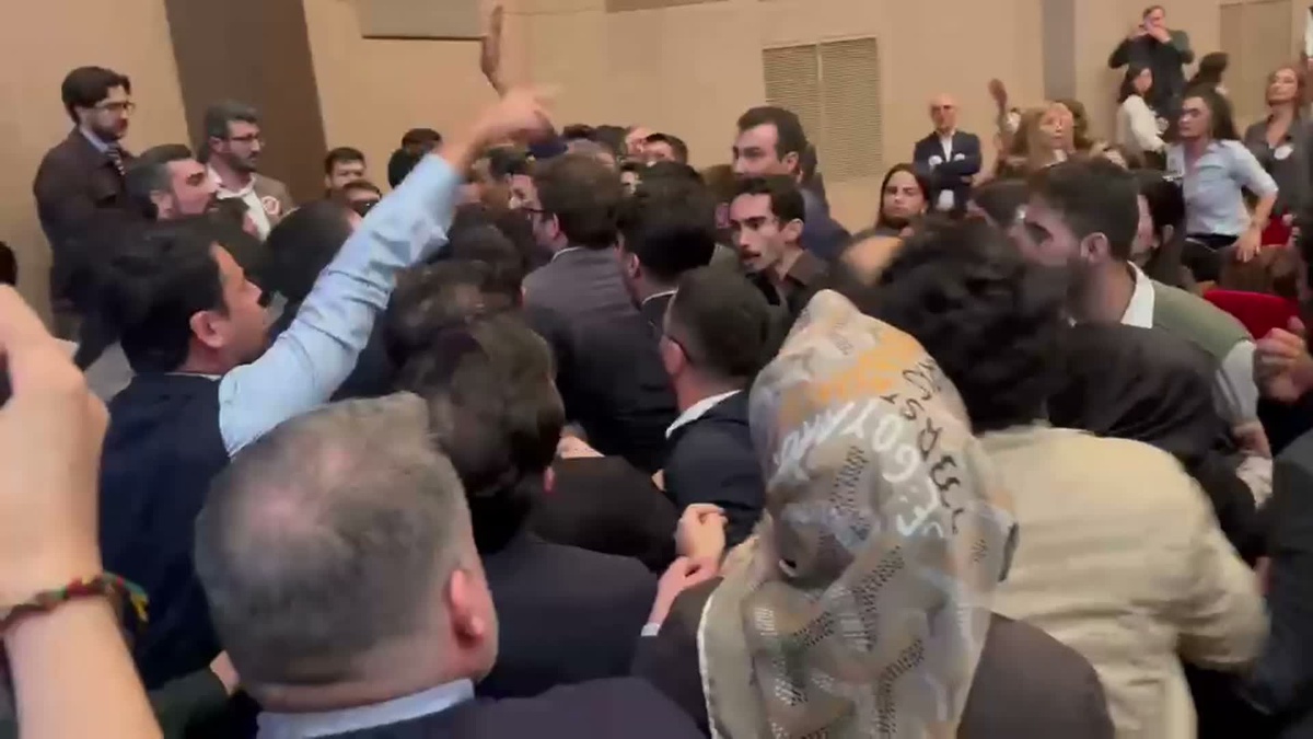 İstanbul Barosu genel kurulunda yumruklar konuştu! LGBT+ bayrağı ve 'Kahrolsun PKK' sloganı sonrası arbede