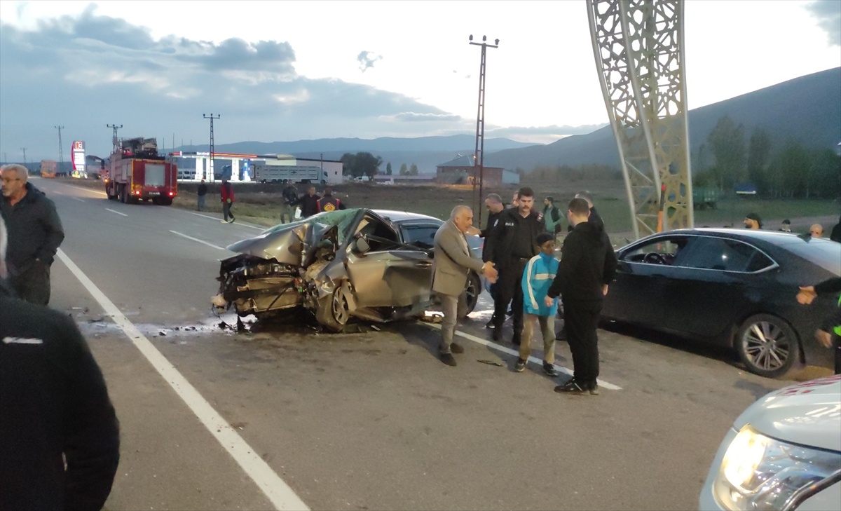 Bingöl Karlıova'da refüje çarpan otomobildeki 3 yaralı hastaneye kaldırıldı