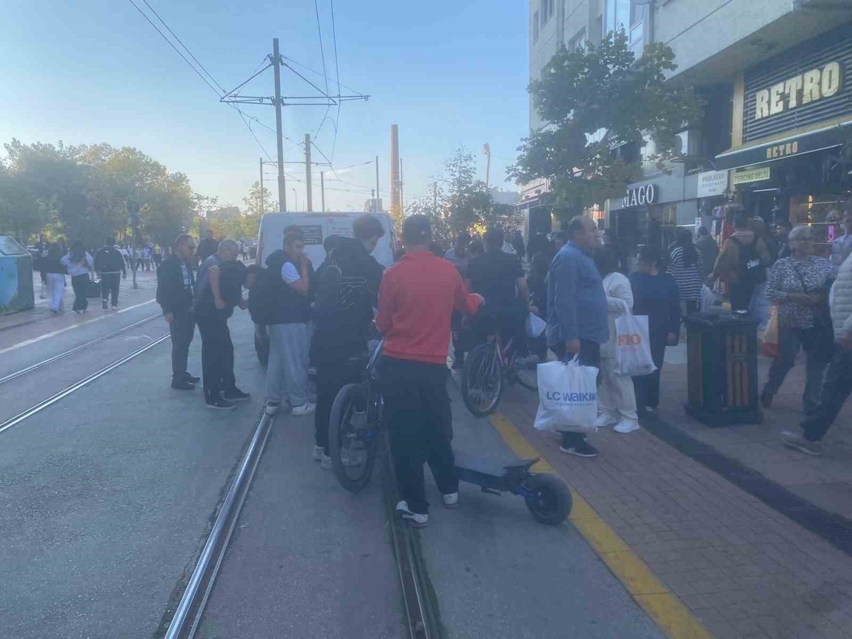 Eskişehir'de scooter ile otomobil çarpıştı, scooter sürücüsünün durumu iyi
