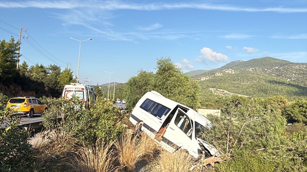 Muğla Bodrum'da makas atan otomobil minibüsle çarpıştı, 2 kişi yaralandı