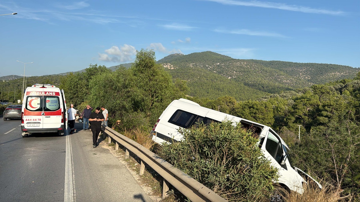 Bodrum'da makas atan otomobil minibüse çarptı, kazada 2 kişi yaralandı