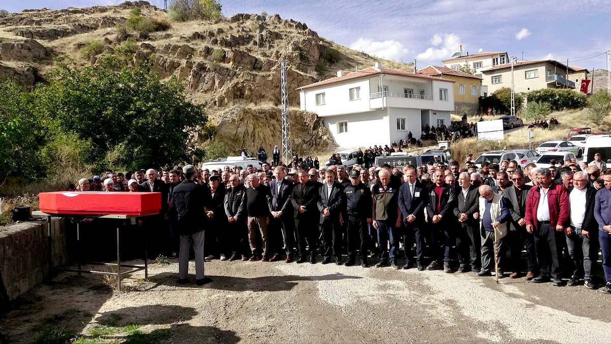 Van'da TIR kazasında ölen polis Mustafa Oğuzhan Çavuş Kayseri'de toprağa verildi