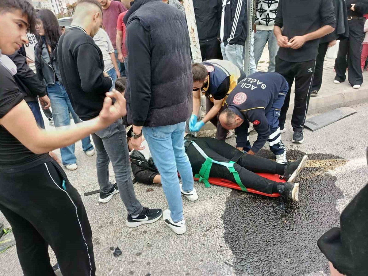 Malatya Darende'de motosikletle otomobil çarpıştı, 1 kişi ağır yaralandı