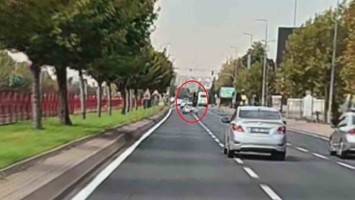 Kayseri Melikgazi'de motosiklet sürücüsü otomobille çarpışıp yaralandı