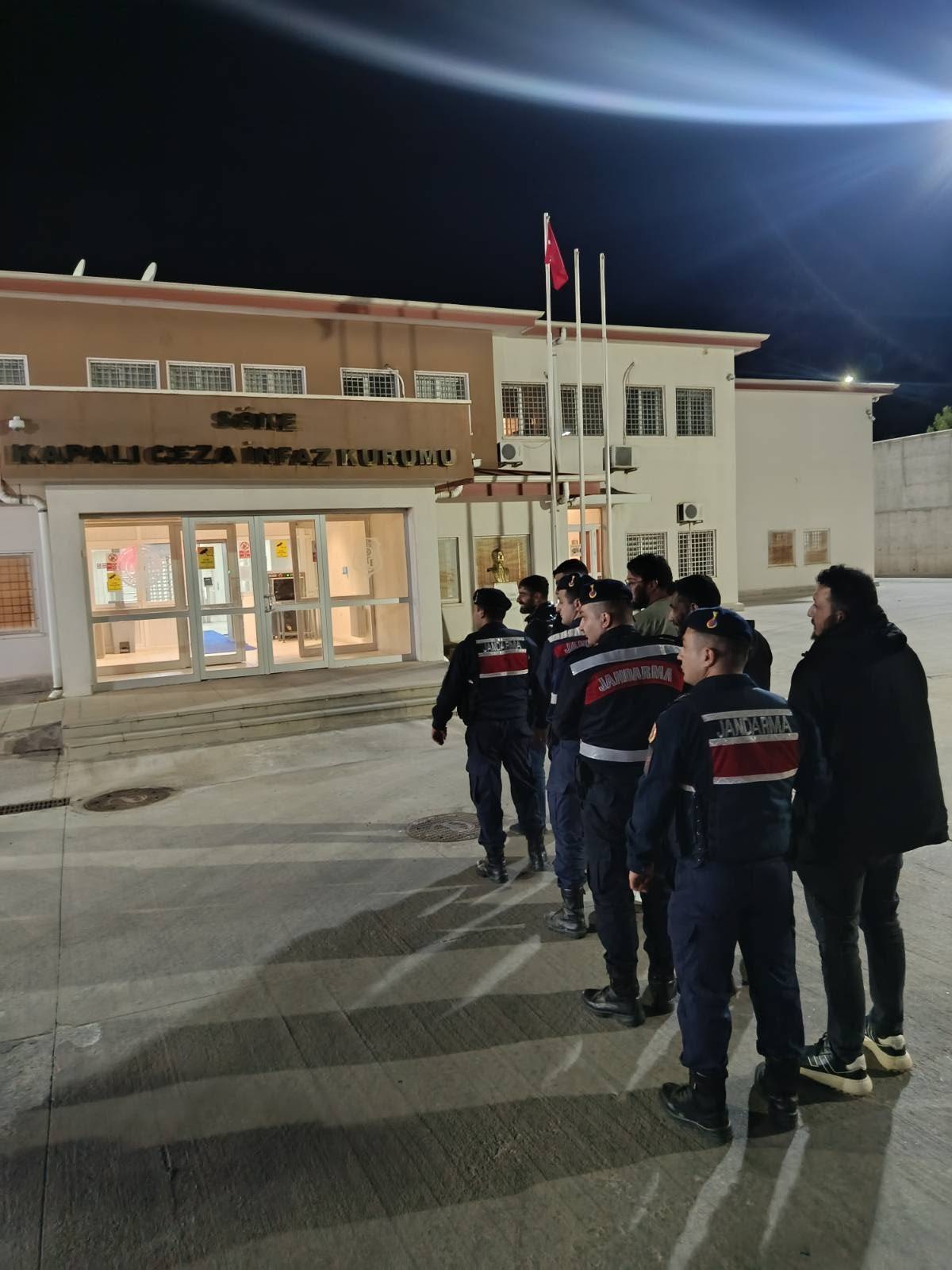 Kuşadası'da minibüste 20 kaçak göçmen yakalandı, 5 organizatör şüphelisi tutuklandı