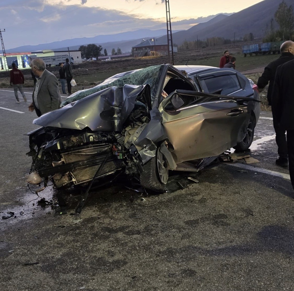 Bingöl Karlıova'da kontrolden çıkan otomobil direğe çarptı, 3 kişi yaralandı