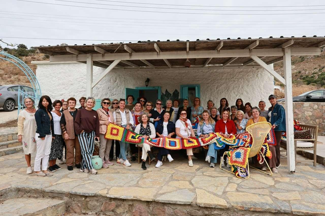 [BELEDIYE · Muğla · Bodrum] Haber: BODRUMLU KADINLAR SOKAKLAR İÇİN ÖRDÜ: 1.400 MOTİF BİR ARAYA GETİRİLDİ - Bodrum Belediyesi