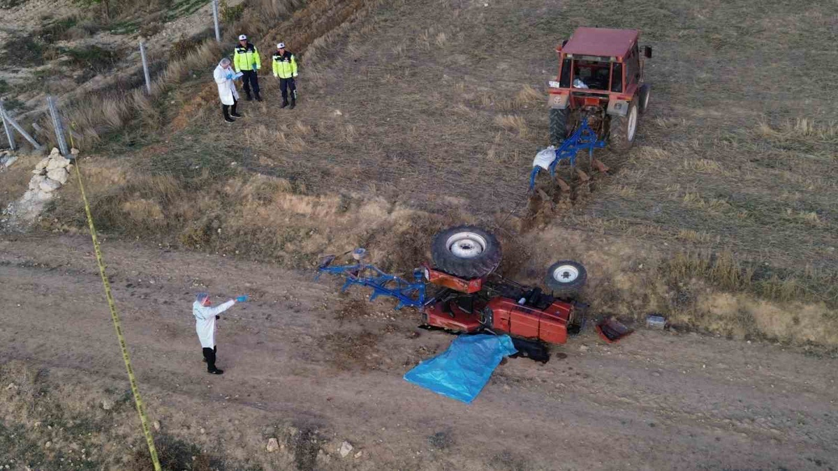 Karaman'ın Gülkaya köyünde devrilen traktörün altında kalan 55 yaşındaki sürücü öldü
