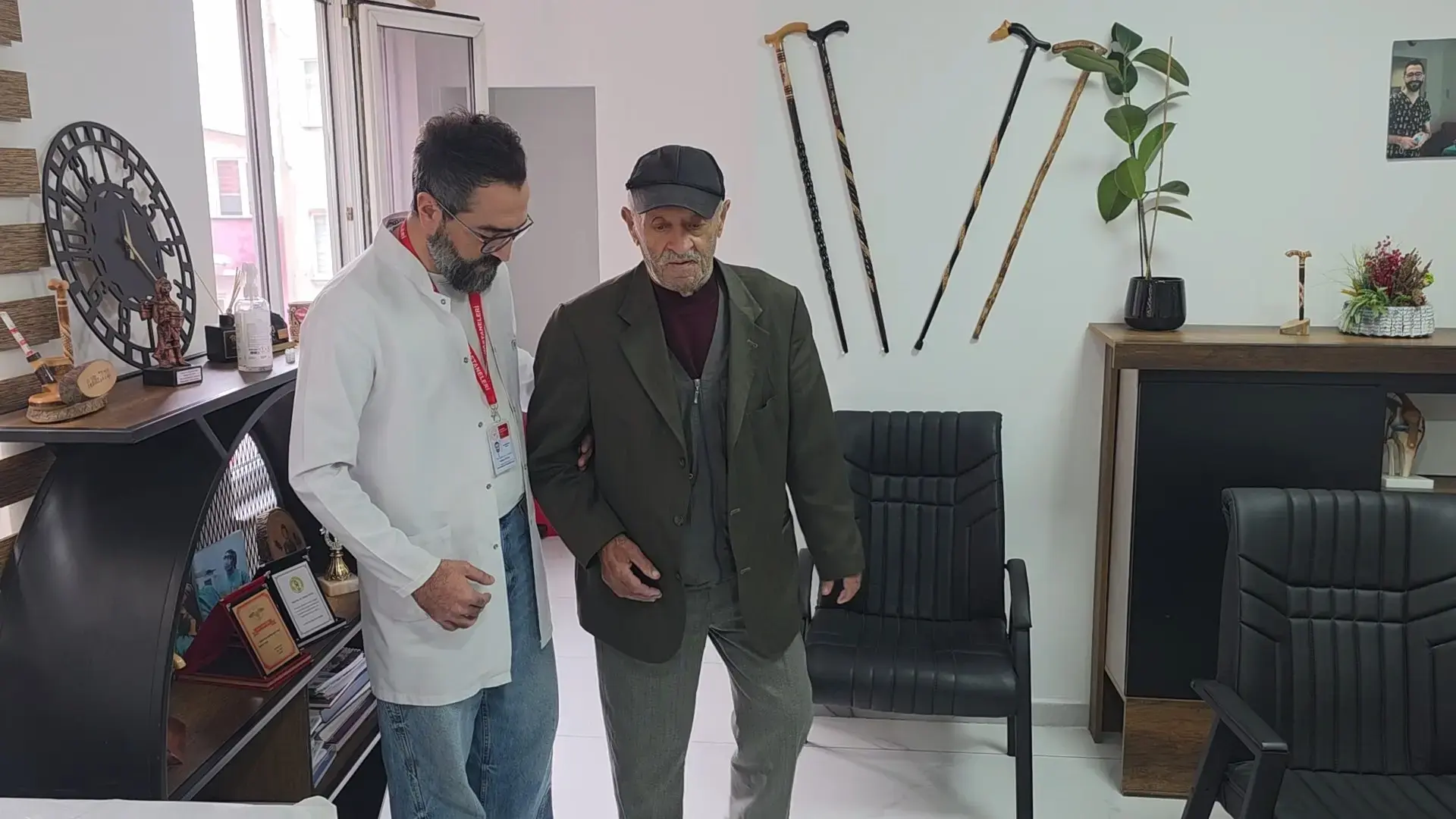Doktorlar bacağının kesilmesini önermişti! 72 yaşındaki Ahmet Üstünkul yeniden ayağa kalktı