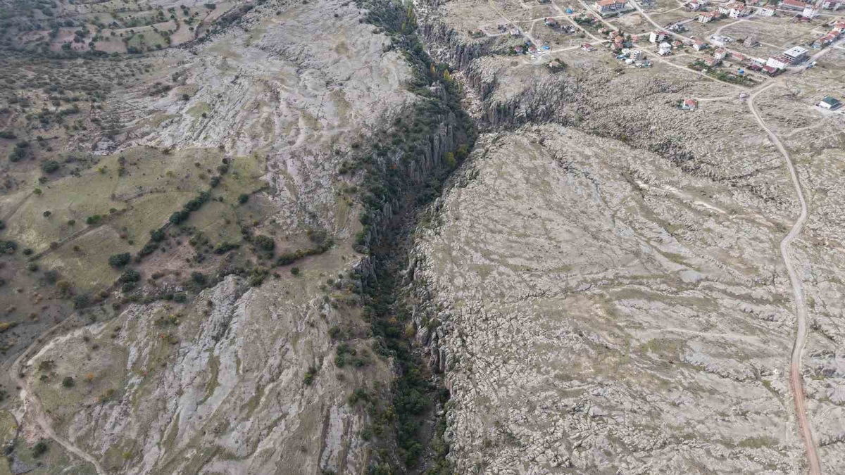 Aksaray Güzelyurt'taki Manastır Vadisi 28 kilise ve oyma evleriyle ilgi çekiyor