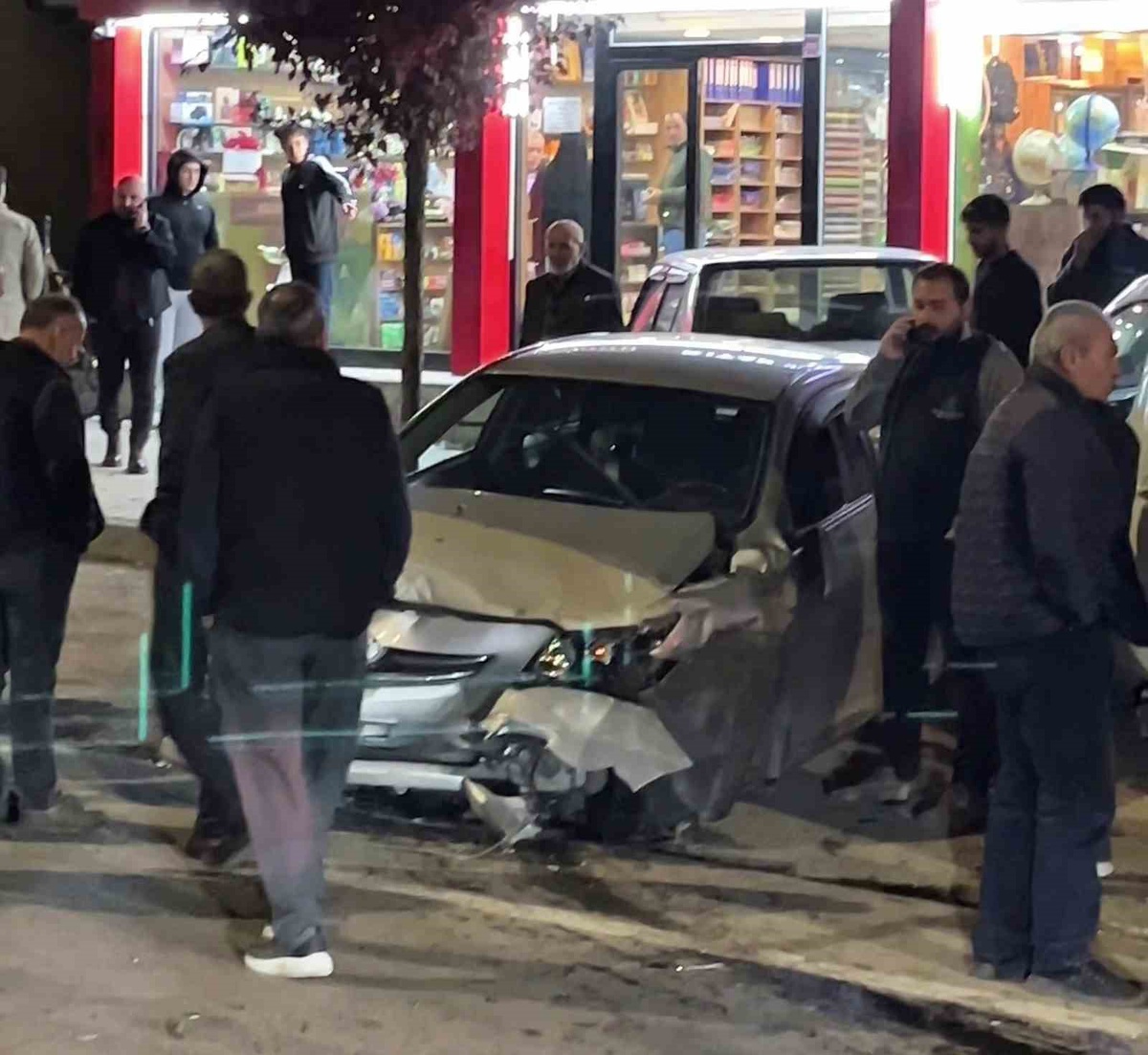 Erzurum Aziziye'de direksiyon kilitlenince 3 aracın karıştığı kazada 1 kişi yaralandı