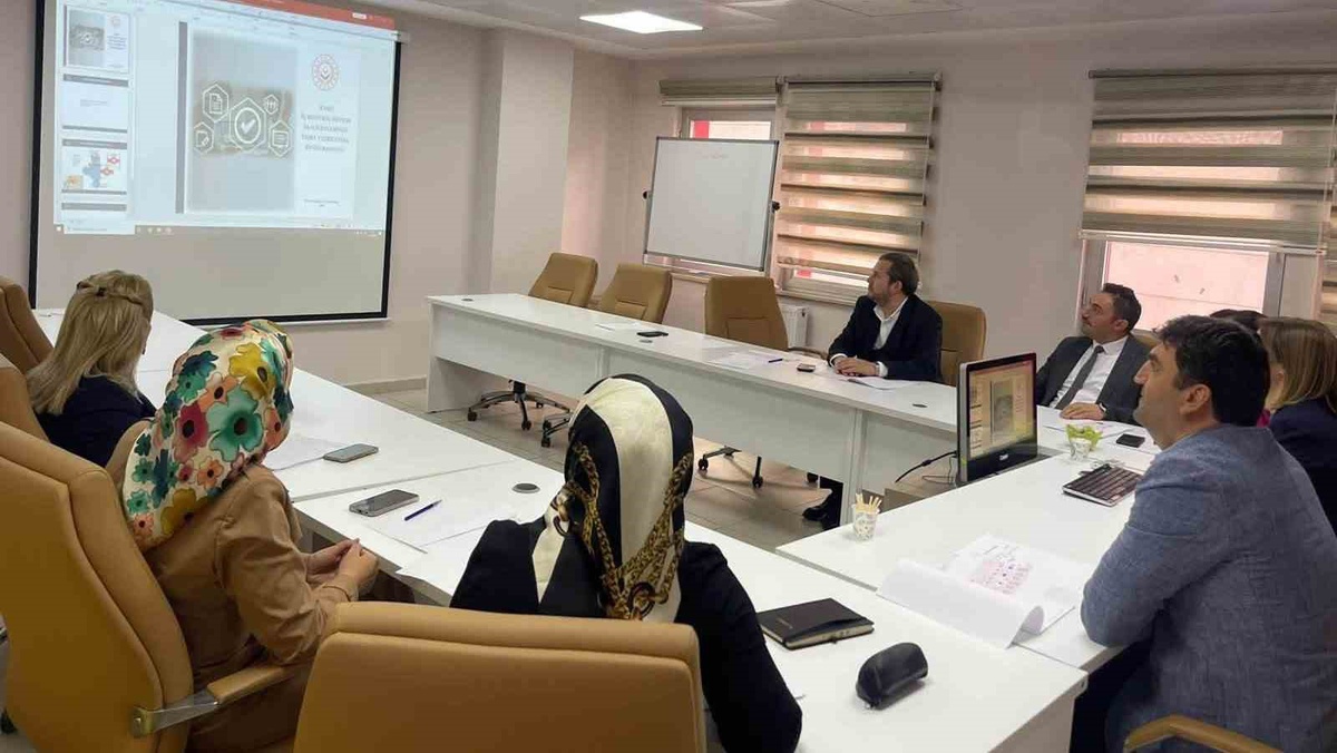 Bayburt'ta aylık değerlendirme toplantısında İyilik Var programı da ele alındı