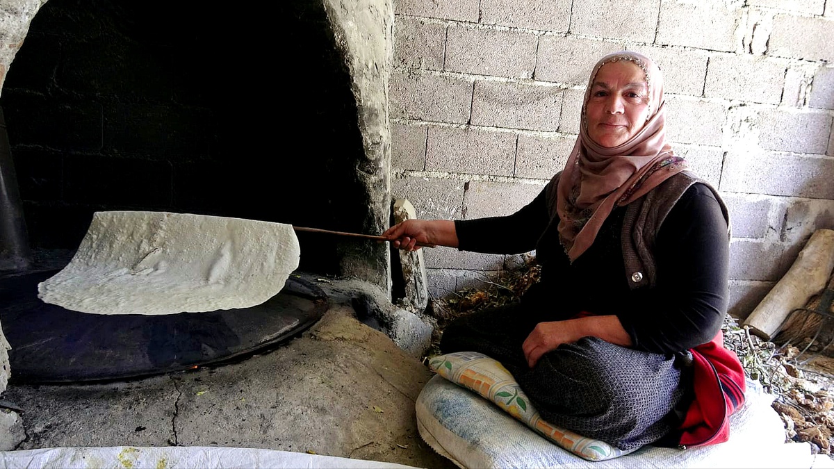 Kayseri Yeşilhisar'da kadınlar kışlık yufka ekmeğini imece usulü hazırlıyor