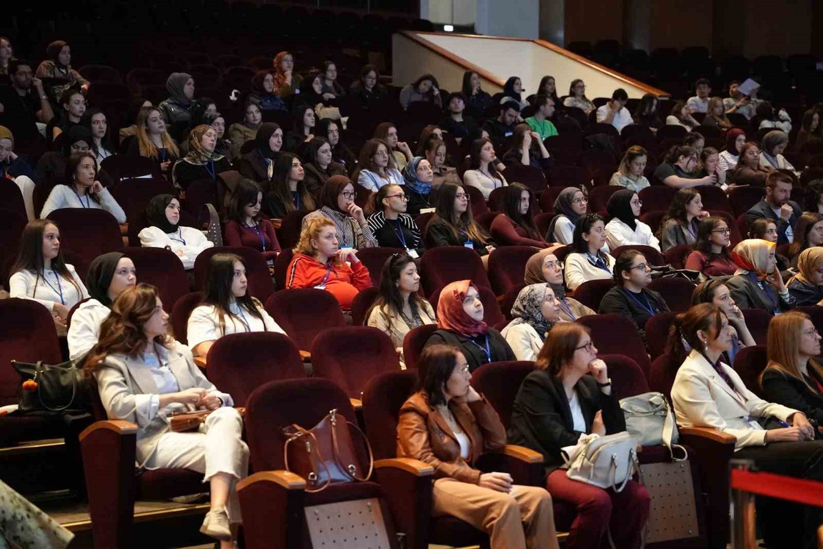Bursa'da Uludağ Üniversitesi'nin anne sütü sempozyumu yaklaşık 500 kişiyi buluşturdu