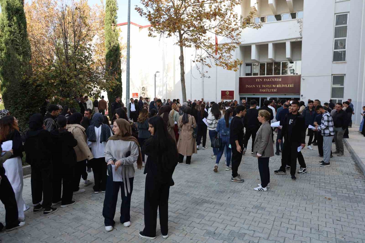 Elazığ'da KPSS ortaöğretim oturumu başladı, binlerce aday salonlarda ter döktü
