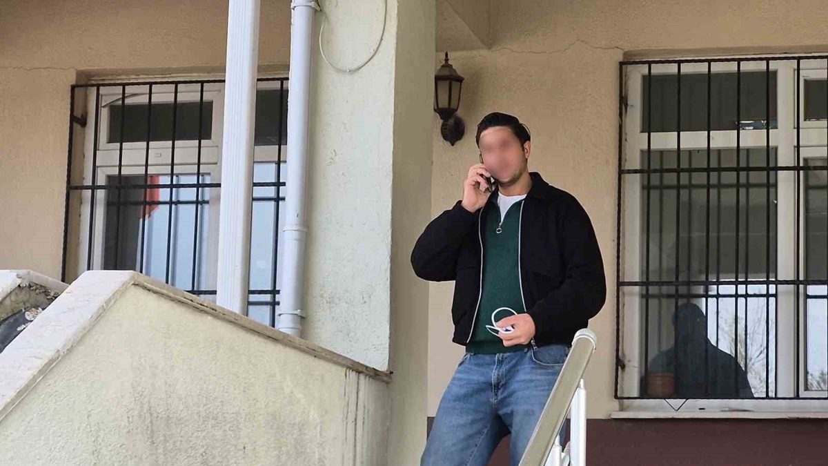 Eskişehir Tepebaşı'nda sınava geç kalan kişi İHA muhabirine saldırıp hakaret etti
