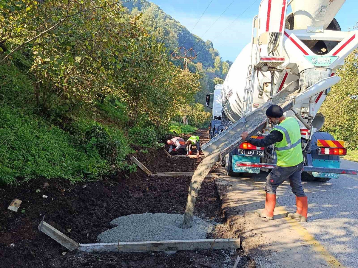 Düzce İl Özel İdaresi, Gölyaka'da beton kanal serim çalışmalarına başladı