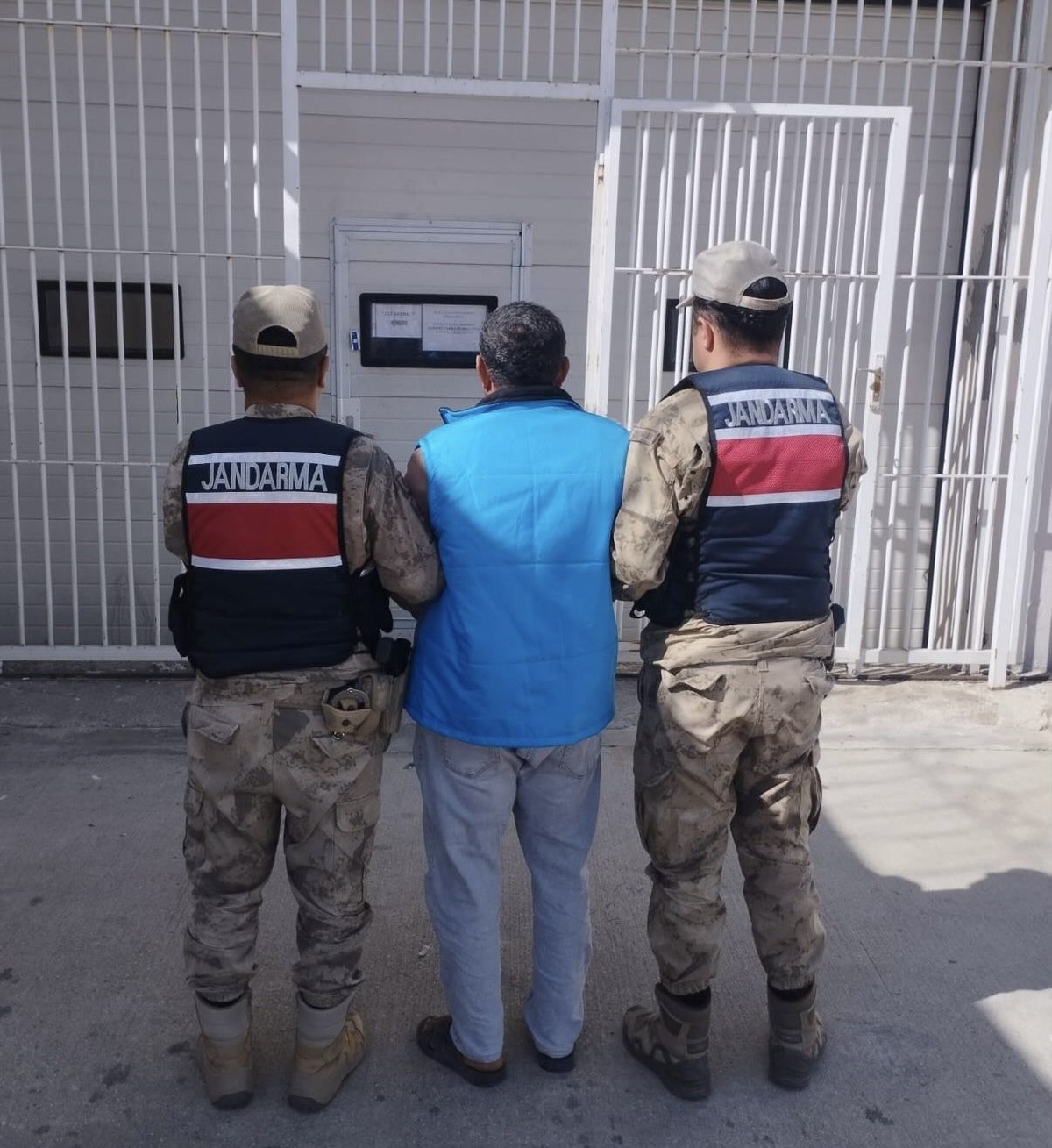 Şanlıurfa Karaköprü'de 12 yıl 6 ay hapis cezası kesinleşen hükümlü yakalanıp tutuklandı