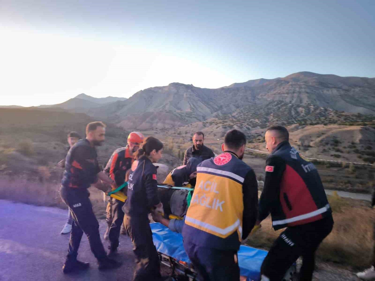 Erzincan Kemah'ta traktör altında sıkışan sürücüyü AFAD ve itfaiye kurtardı