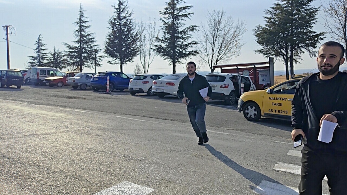 Manisa'da lastiği patlayan araçta mahsur kalan 3 KPSS adayını jandarma sınava 1 dakika kala yetiştirdi
