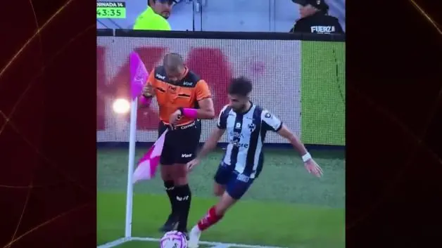 Süper Lig'in eski yıldızı korner kullanırken hakeme çarpıp düştü! Dalga konusu oldu