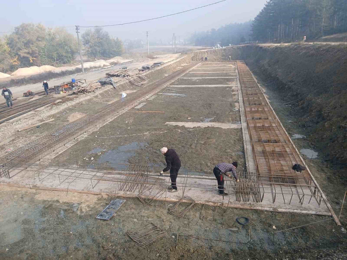 Bolu İl Özel İdaresi Mudurnu'da 7,2 kilometrelik asfalt çalışmasını sürdürüyor
