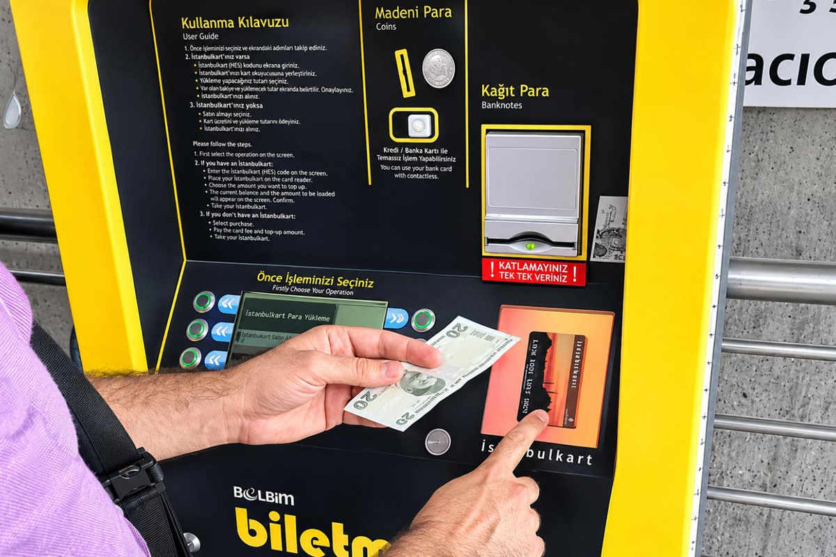 İstanbullular bu cihazın başında onu dinliyor! İşte "Kart işleminiz gerçekleşti" sesinin sahibi