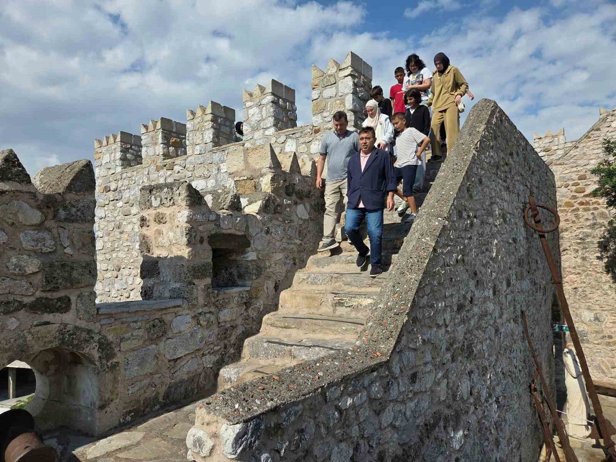Alanya Demirtaş Anadolu İHL öğrencileri Marmaris Kalesi'ni Kaymakam Kaya'yla gezdi