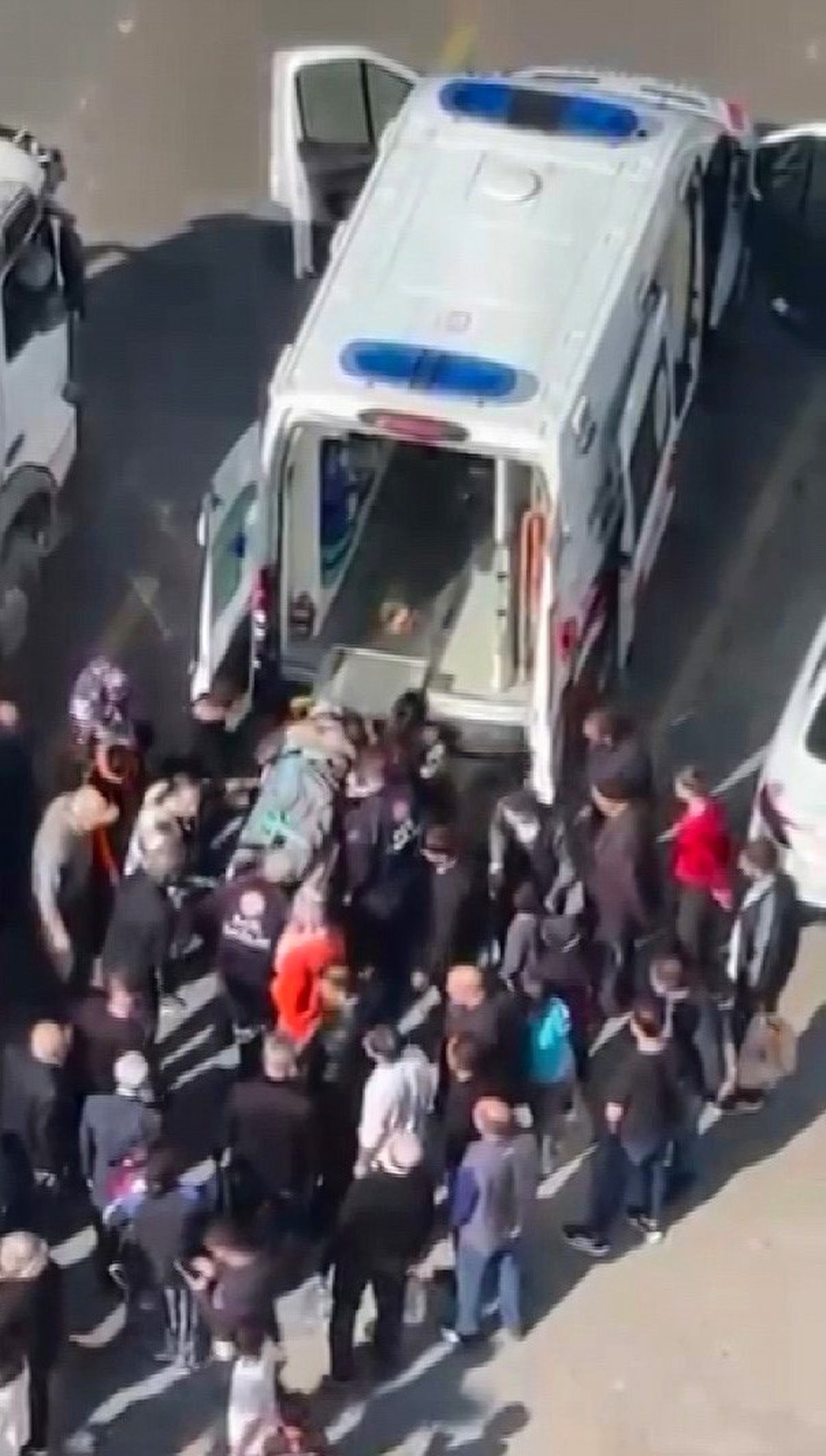 Elazığ Sanayi Mahallesi'nde yolun karşısına geçen vatandaş kamyonun altında yaralandı
