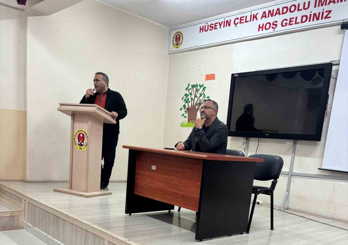 Van Tuşba'daki kız imam hatip lisesinde 490 öğrenci için veli toplantısı yapıldı