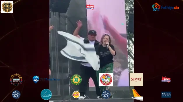 Rapçi Chelo Hop’tan Filistin’e destek: Konserde İsrail bayrağını çiğnedi