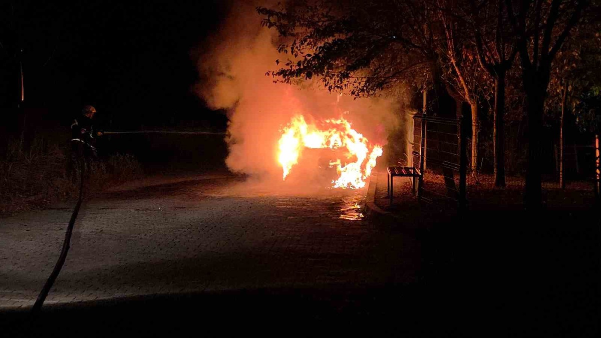 Edirne'de park halindeki otomobil motor yangınında kullanılamaz hale geldi