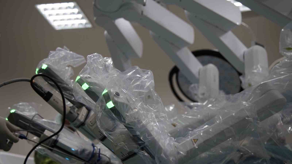 Muş Devlet Hastanesinde bin 400 kilometre uzaktan robotik rahim ameliyatı yapıldı