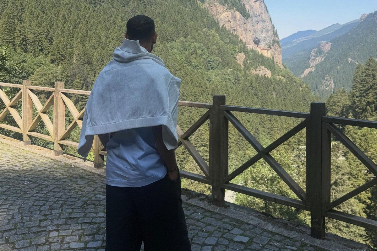 Salah'ın Sümela Manastırı'nı izlediği seyir tepesine asılan tabela bomba