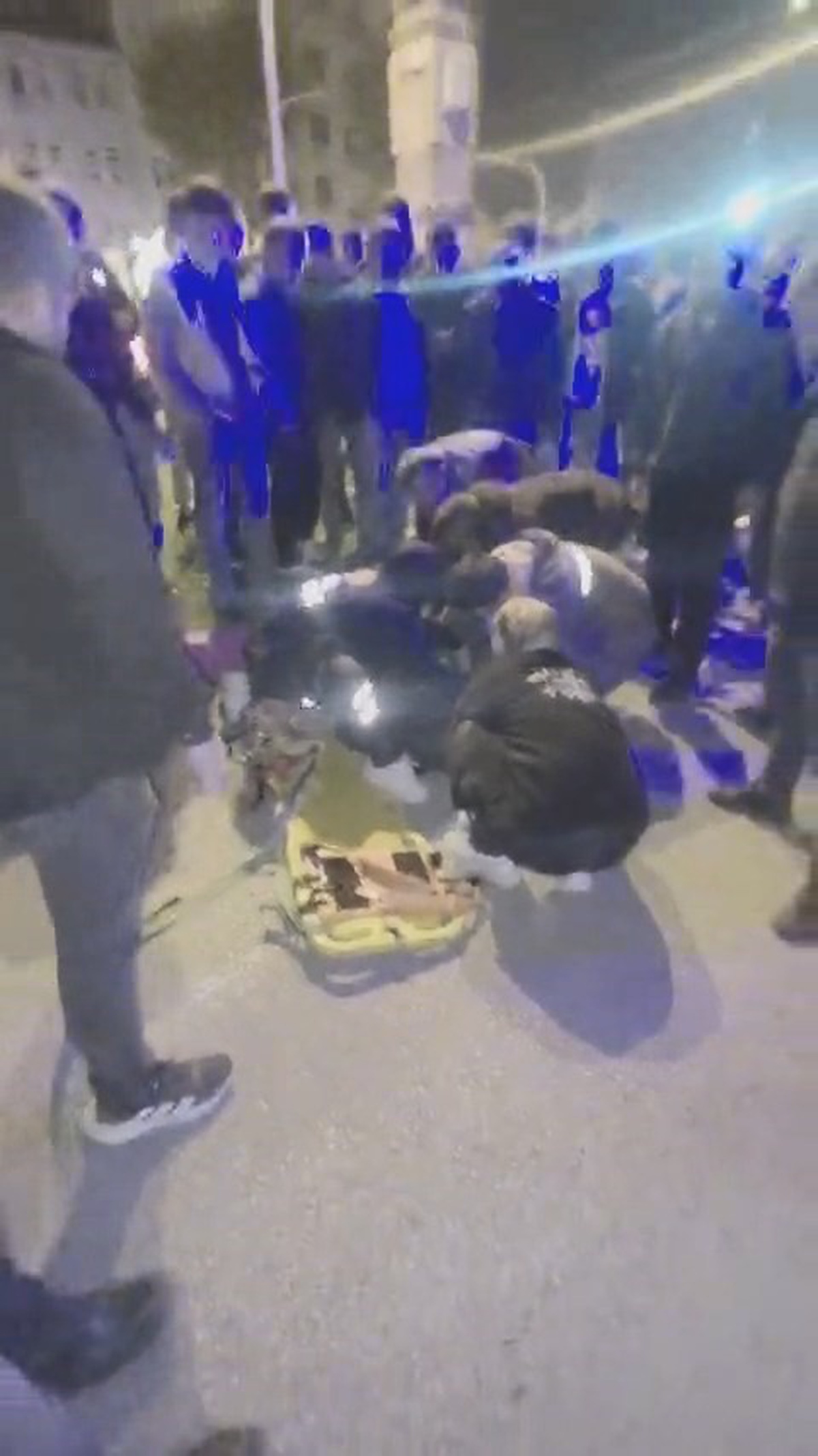 Elazığ Kovancılar'da yolun karşısına geçerken kamyonun çarptığı genç ağır yaralandı
